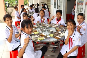Bữa ăn trưa tại Trường PTDTNT THCS Danh Thị Tươi.