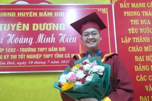 Mai Hoàng Minh Hiếu tại lễ tuyên dương của UBND huyện Đầm Dơi.