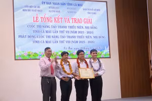 Nhóm học sinh Trường THPT Tắc Vân đạt giải Nhất cuộc thi lên nhận giải.