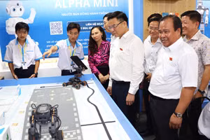 Lãnh đạo Petrovietnam và lãnh đạo UBND tỉnh Cà Mau tham quan phòng học STEM.