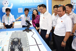 Lãnh đạo Petrovietnam và lãnh đạo UBND tỉnh Cà Mau tham quan phòng học STEM.