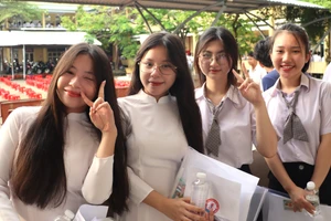 Thí sinh thể hiện tinh thần lạc quan trong kỳ thi.