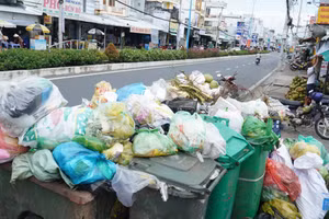 Lượng rác thải tại một tuyến đường trong nội ô TP Cà Mau chưa được thu gom kịp thời trong ngày 17/6. 