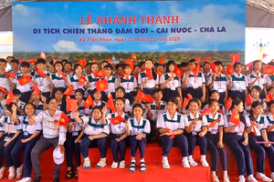 Học sinh chụp ảnh lưu niệm tại Di tích Chiến thắng Đầm Dơi - Cái Nước - Chà Là.