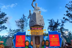 Tượng đài di tích Đường Hồ Chí Minh trên biển, điểm Bến Vàm Lũng, Cà Mau. (Ảnh: Quách Mến).