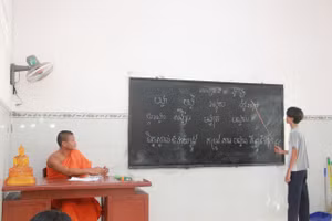 Lớp dạy chữ Khmer tại một điểm chùa ở Bạc Liêu.