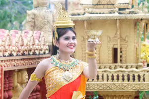 Một điệu múa của dân tộc Khmer trong lễ hội.