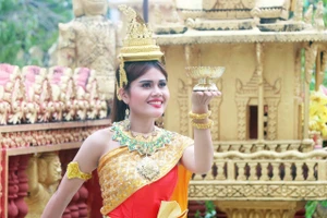 Một điệu múa của dân tộc Khmer trong lễ hội.