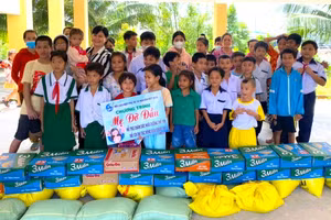 Bà Đào Thị Thanh An vận động nhu yếu phẩm tặng cho trẻ em nghèo, khó khăn.