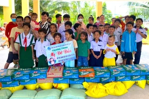 Bà Đào Thị Thanh An vận động nhu yếu phẩm tặng cho trẻ em nghèo, khó khăn.