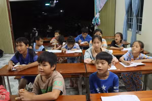 Trẻ em đang theo học tại lớp học tình thương phường 7, TP Bạc Liêu.
