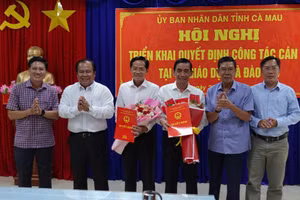 Lãnh đạo tỉnh chúc mừng 2 lãnh đạo Sở GD&ĐT Cà Mau được tái bổ nhiệm.