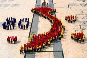 Thanh niên, học sinh xếp hình bản đồ Việt Nam. (Ảnh: Phan Thanh Cường)