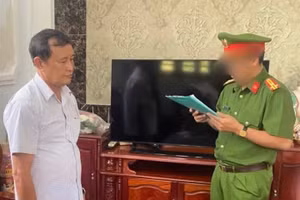 Cơ quan công an đọc lệnh bắt tạm giam ông Huỳnh Thế Giới, Giám đốc Công ty phát triển nhà Cà Mau. (Ảnh: Công an cung cấp).