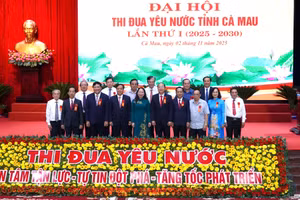 Phó Chủ tịch nước Võ Thị Ánh Xuân chụp ảnh lưu niệm cùng lãnh đạo, nguyên lãnh đạo tỉnh Cà Mau.