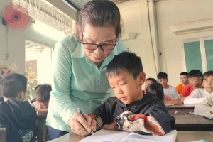 Cô Lê Thị Thu Thiết luyện chữ cho học trò.