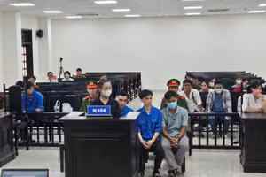 Các bị cáo tại phiên xét xử.