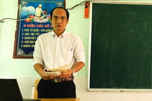 Thầy Đặng Chí Giang trên bục giảng.