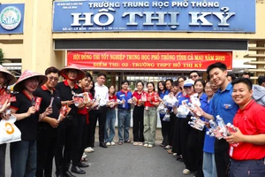 Đội hình Tiếp sức mùa thi tại điểm thi Trường THPT Hồ Thị Kỷ (TP Cà Mau).