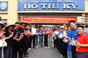 Đội hình Tiếp sức mùa thi tại điểm thi Trường THPT Hồ Thị Kỷ (TP Cà Mau).