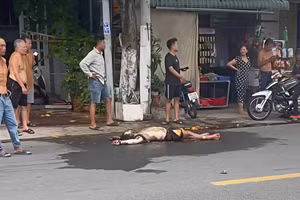 Nam thanh niên nghi phóng hỏa bị bỏng nằm bất động. (Ảnh cắt từ video clip).
