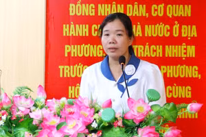 Cô Triệu Thúy Liễu trình bày chương trình hành động tại Hội nghị tiếp xúc giữa cử tri với người ứng cử.