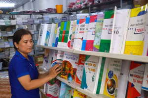Nguồn sách giáo khoa chuẩn bị năm học mới tại một cửa hàng thuộc Công ty cổ phần Sách – Thiết bị Cà Mau.