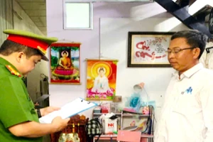 Công an đọc quyết định khởi tố ông Phạm Văn Liệt.