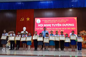 Lãnh đạo Phòng GD&ĐT Đông Hải tặng giấy khen cho học sinh tiêu biểu.