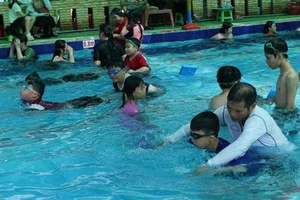 Học sinh được phổ cập kỹ năng bơi lội.