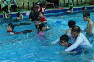 Học sinh được phổ cập kỹ năng bơi lội.