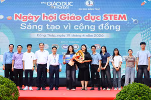Thầy và trò Trường THPT Võ Văn Kiệt lên nhận giải Nhất tại Ngày hội Giáo dục STEM. Ảnh: Quách Mến.
