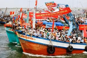 Những chiếc tàu khai thác thủy sản tham gia lễ hội Nghinh Ông Sông Đốc, Cà Mau.