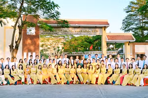 Tập thể sư phạm Trường THPT chuyên Phan Ngọc Hiển, Cà Mau.