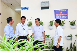 Đoàn công tác kiểm tra khu nhà vệ sinh tại Trường TH&THCS Định Thành.