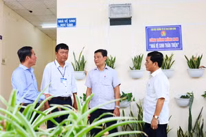 Đoàn công tác kiểm tra khu nhà vệ sinh tại Trường TH&THCS Định Thành.