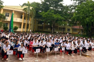 Học sinh tham gia kỳ thi tuyển sinh lớp 10 tại Trường THPT chuyên Phan Ngọc Hiển.