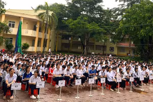 Học sinh tham gia kỳ thi tuyển sinh lớp 10 tại Trường THPT chuyên Phan Ngọc Hiển.