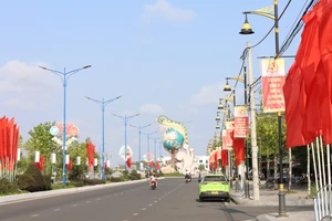 Khu vực Quảng trường Phan Ngọc Hiển (Cà Mau) rợp cờ phướng chào mừng Đại hội lần thứ XIV của Đảng.