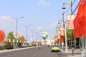 Khu vực Quảng trường Phan Ngọc Hiển (Cà Mau) rợp cờ phướng chào mừng Đại hội lần thứ XIV của Đảng.