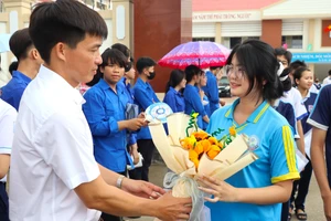 Giáo viên chúc mừng thí sinh hoàn thành các môn thi.