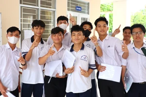 Thí sinh hào hứng chụp ảnh sau buổi thi.