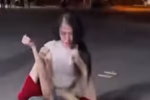 Ảnh 2 cô gái đánh nhau cắt từ video clip đăng trên mạng xã hội.