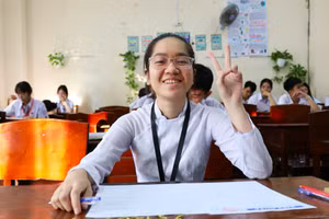 Một thí sinh vui vẻ, tự tin trước bài thi thử môn Ngữ văn.