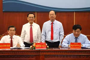 Lãnh đạo UBND tỉnh Cà Mau và Lãnh đạo Đại học Kinh tế TPHCM ký thỏa thuận hợp tác.