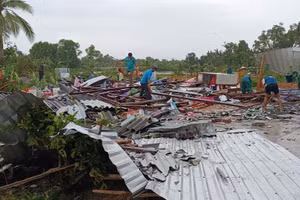 Một căn nhà bị sập hoàn toàn trong cơn lốc xoáy.