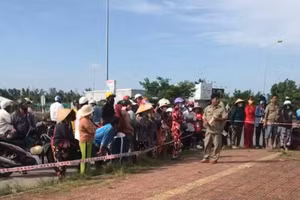 Người dân tập trung tại nơi xảy ra vụ án.