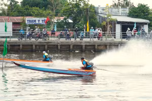 Các vận động viên tranh tài đua vỏ máy composite.