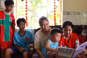 Bà Trương Thị Út quan sát các con học bài. Ảnh: Quách Mến