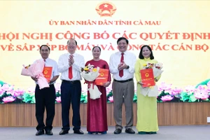 Bà Nguyễn Thu Tư (áo đỏ) được bổ nhiệm Giám đốc Sở Dân tộc và Tôn giáo tỉnh Cà Mau. 